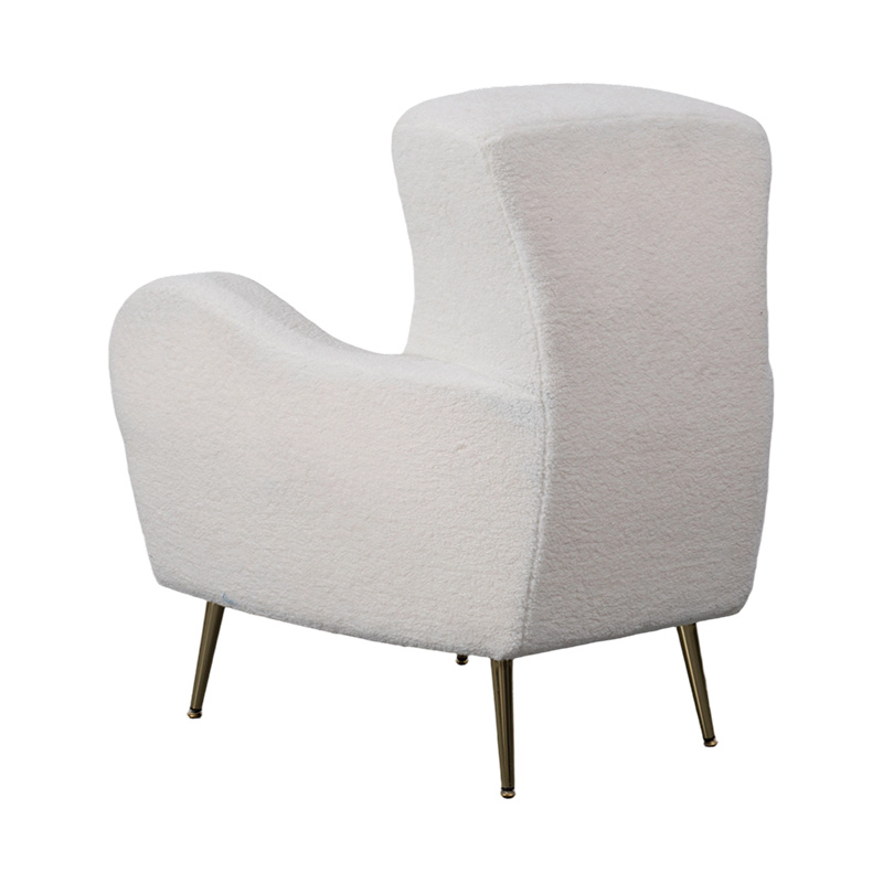 Poltrona lounge singola in finto sherpa color crema con schienale curvo, gambe e braccioli in metallo dorato Poltrona lounge singola in finto sherpa color crema con schienale curvo, gambe e braccioli in metallo dorato