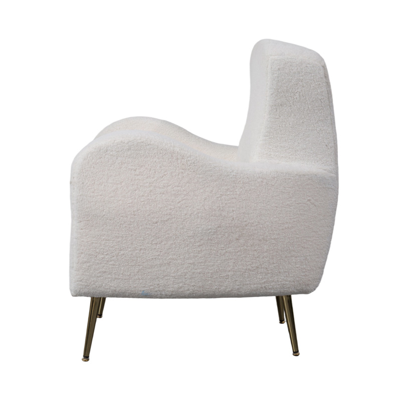Poltrona lounge singola in finto sherpa color crema con schienale curvo, gambe e braccioli in metallo dorato Poltrona lounge singola in finto sherpa color crema con schienale curvo, gambe e braccioli in metallo dorato
