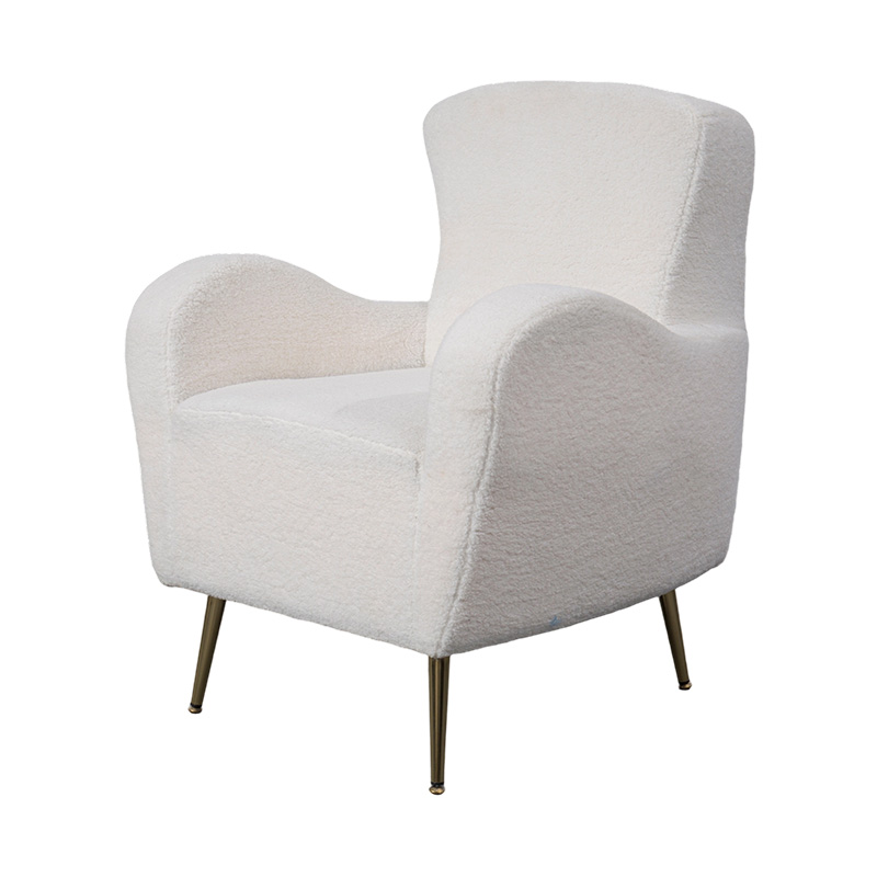 Poltrona lounge singola in finto sherpa color crema con schienale curvo, gambe e braccioli in metallo dorato Poltrona lounge singola in finto sherpa color crema con schienale curvo, gambe e braccioli in metallo dorato