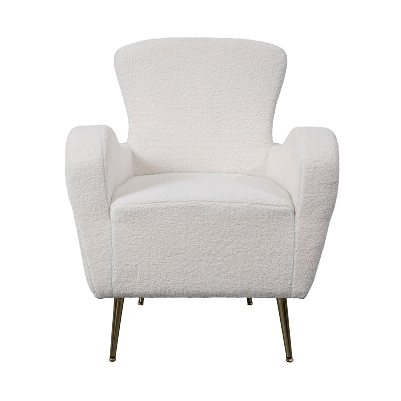 Poltrona lounge singola in finto sherpa color crema con schienale curvo, gambe e braccioli in metallo dorato