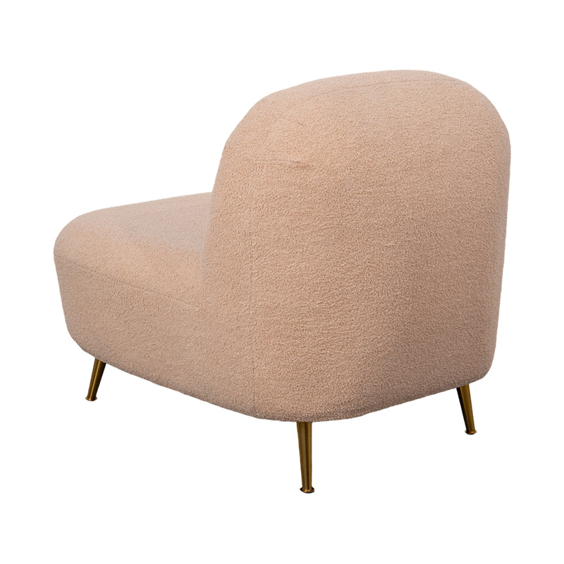 Poltrona lounge singola in schiuma integrale con schienale curvo in morbido peluche arancione, abbinata a gambe in metallo dorato