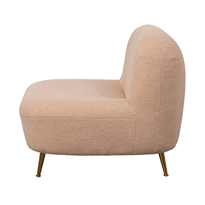 Poltrona lounge singola in schiuma integrale con schienale curvo in morbido peluche arancione, abbinata a gambe in metallo dorato