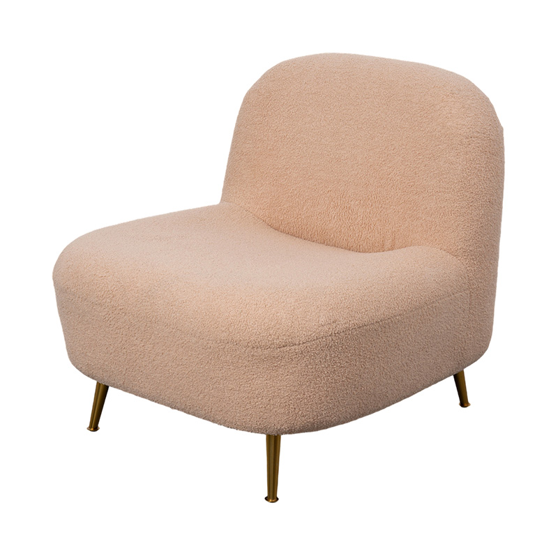 Poltrona lounge singola in schiuma integrale con schienale curvo in morbido peluche arancione, abbinata a gambe in metallo dorato