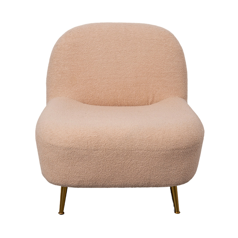 Poltrona lounge singola in schiuma integrale con schienale curvo in morbido peluche arancione, abbinata a gambe in metallo dorato